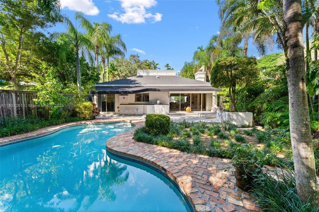 合同活跃: $1,995,000 (3 贝兹, 2 浴室, 1745 平方英尺)