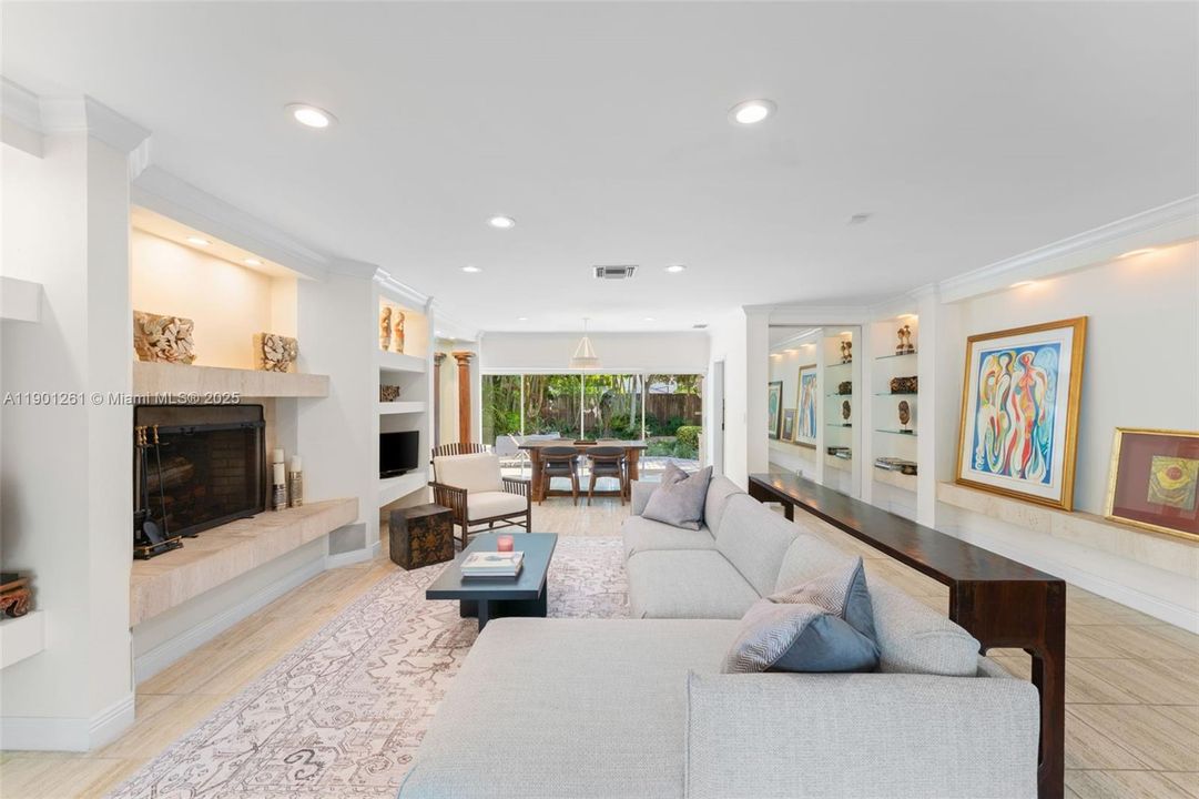 合同活跃: $1,995,000 (3 贝兹, 2 浴室, 1745 平方英尺)