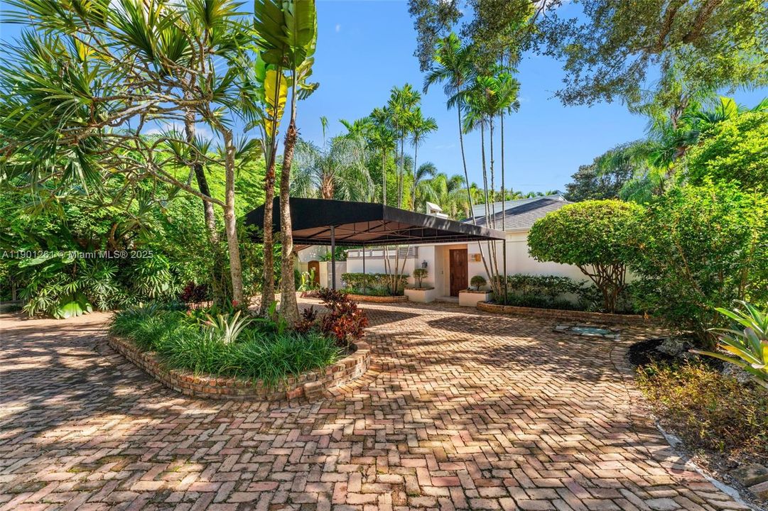 合同活跃: $1,995,000 (3 贝兹, 2 浴室, 1745 平方英尺)