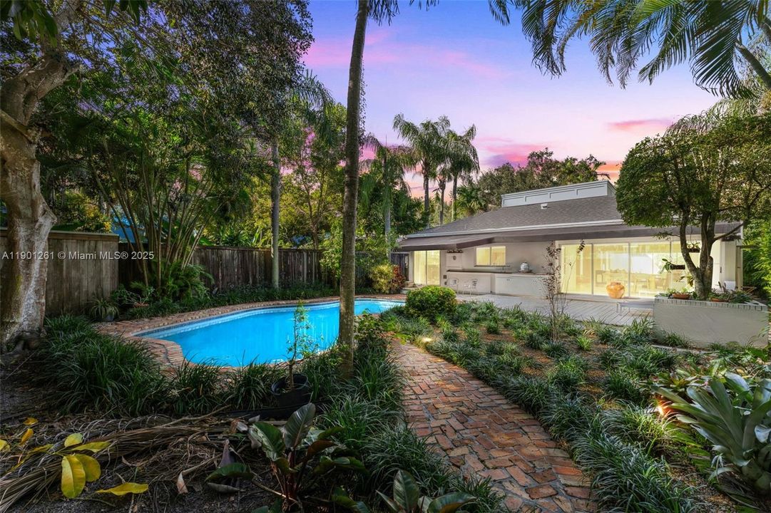 合同活跃: $1,995,000 (3 贝兹, 2 浴室, 1745 平方英尺)