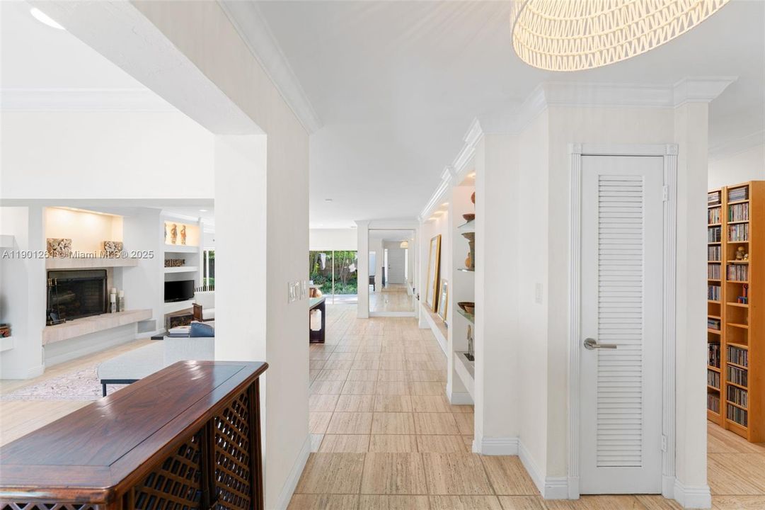 合同活跃: $1,995,000 (3 贝兹, 2 浴室, 1745 平方英尺)