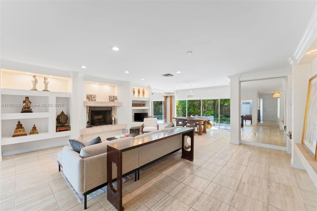 合同活跃: $1,995,000 (3 贝兹, 2 浴室, 1745 平方英尺)