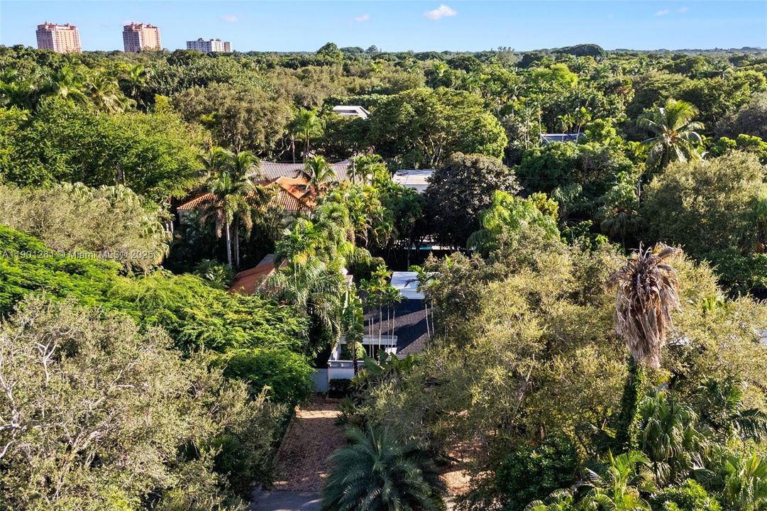 合同活跃: $1,995,000 (3 贝兹, 2 浴室, 1745 平方英尺)