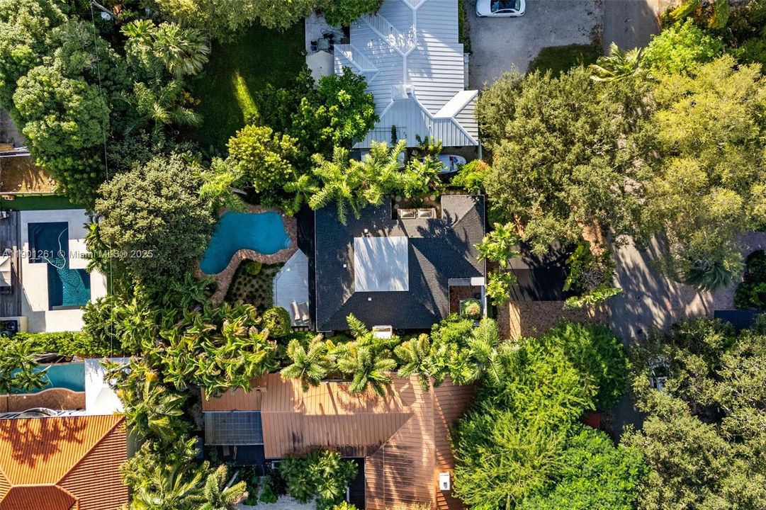 合同活跃: $1,995,000 (3 贝兹, 2 浴室, 1745 平方英尺)