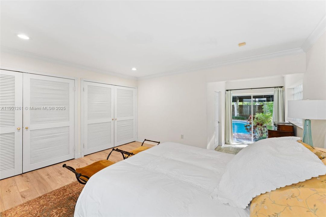 合同活跃: $1,995,000 (3 贝兹, 2 浴室, 1745 平方英尺)