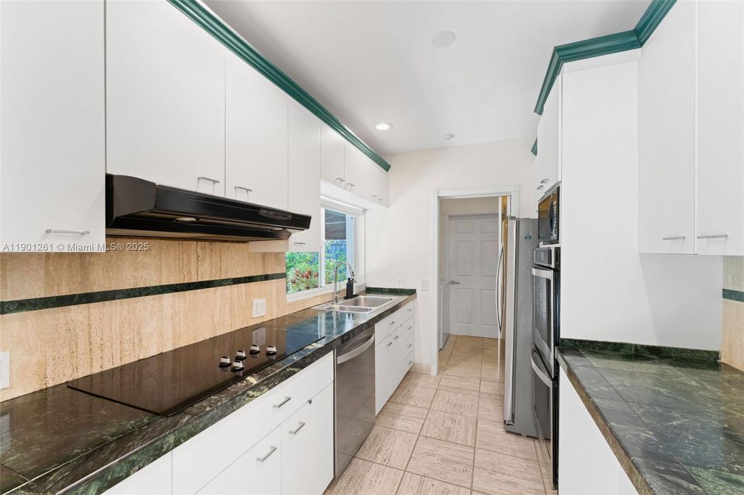 合同活跃: $1,995,000 (3 贝兹, 2 浴室, 1745 平方英尺)