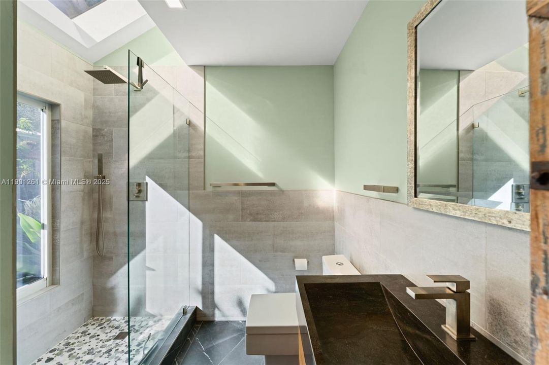 合同活跃: $1,995,000 (3 贝兹, 2 浴室, 1745 平方英尺)