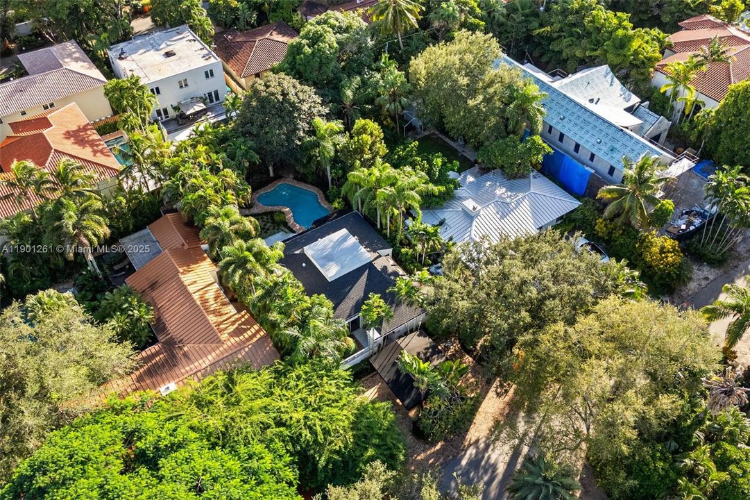 合同活跃: $1,995,000 (3 贝兹, 2 浴室, 1745 平方英尺)