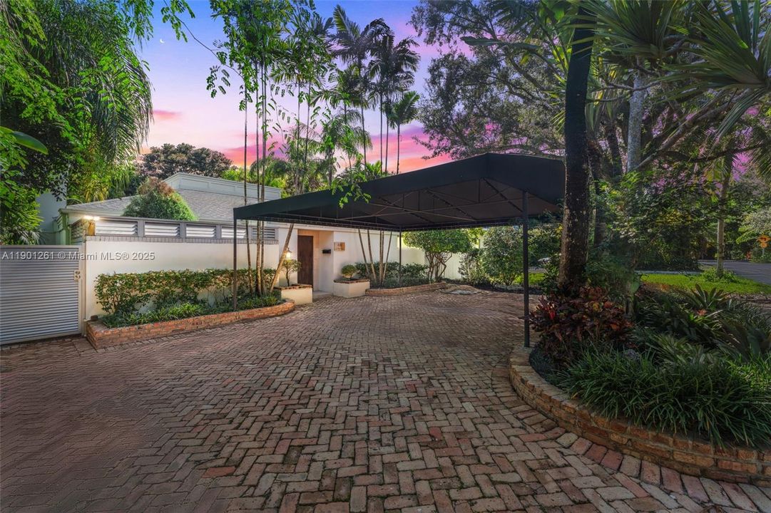 合同活跃: $1,995,000 (3 贝兹, 2 浴室, 1745 平方英尺)