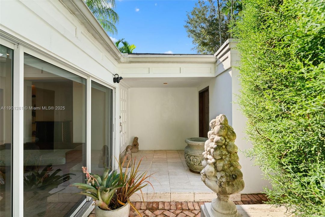 合同活跃: $1,995,000 (3 贝兹, 2 浴室, 1745 平方英尺)