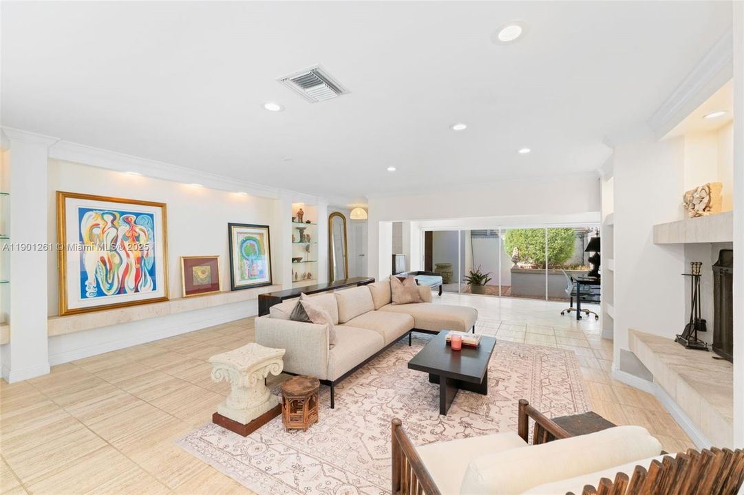 合同活跃: $1,995,000 (3 贝兹, 2 浴室, 1745 平方英尺)