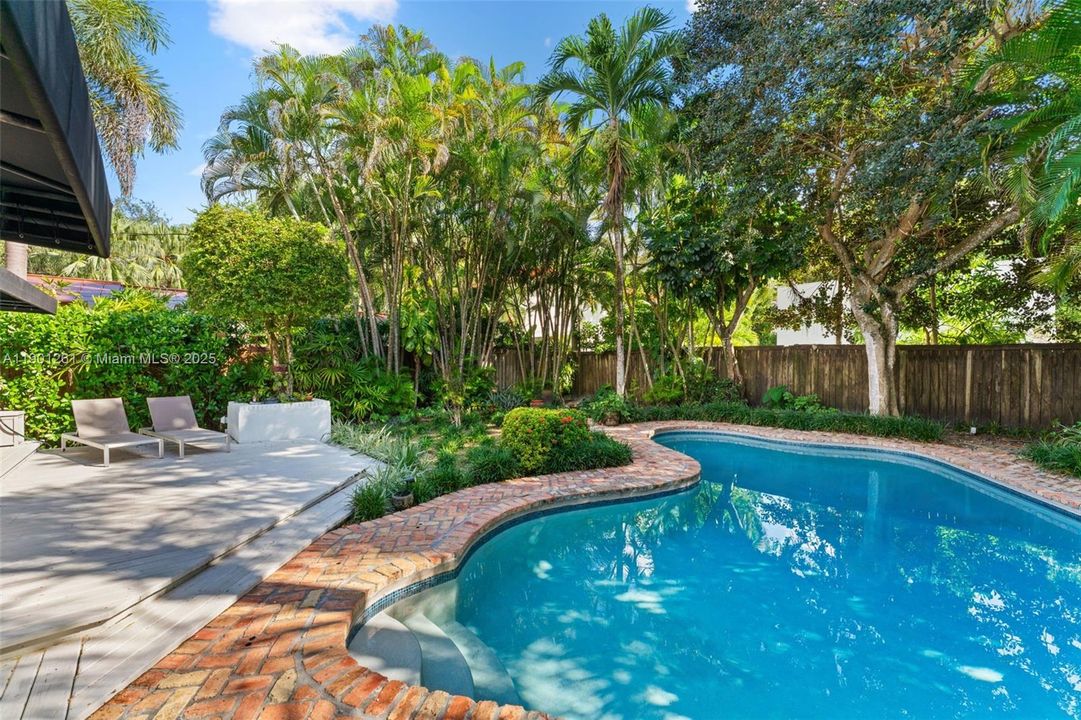 合同活跃: $1,995,000 (3 贝兹, 2 浴室, 1745 平方英尺)