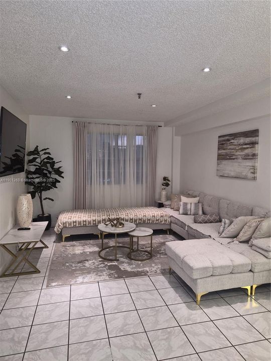 For Rent: $2,950 (1 beds, 1 baths, 676 Square Feet)