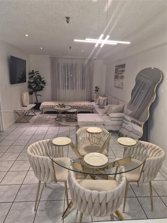 For Rent: $2,950 (1 beds, 1 baths, 676 Square Feet)