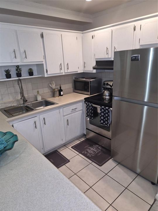 For Rent: $2,950 (1 beds, 1 baths, 676 Square Feet)