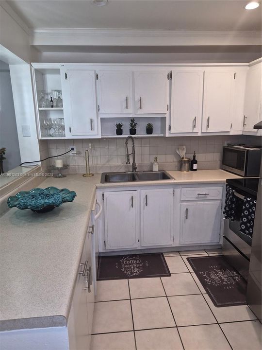 For Rent: $2,950 (1 beds, 1 baths, 676 Square Feet)