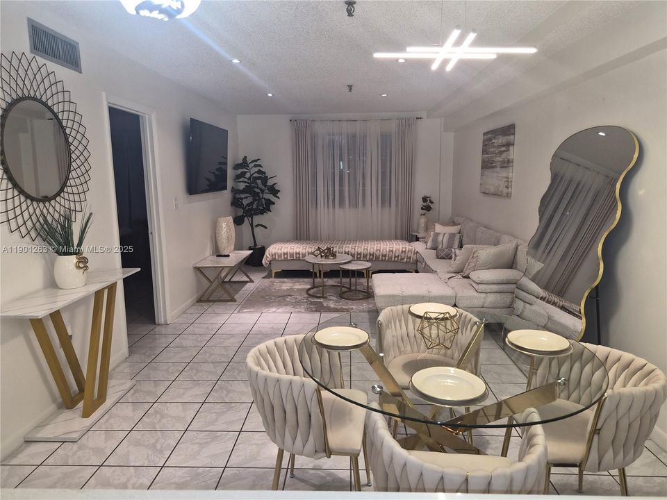 For Rent: $2,950 (1 beds, 1 baths, 676 Square Feet)