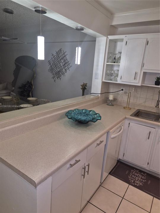 For Rent: $2,950 (1 beds, 1 baths, 676 Square Feet)