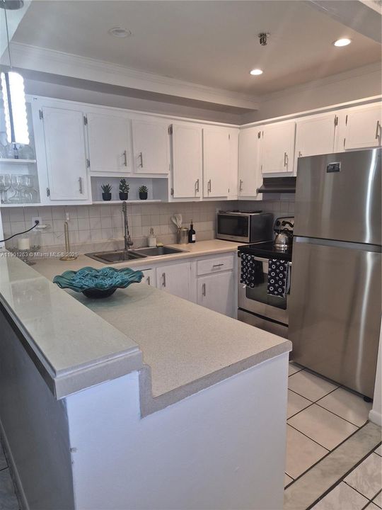 For Rent: $2,950 (1 beds, 1 baths, 676 Square Feet)