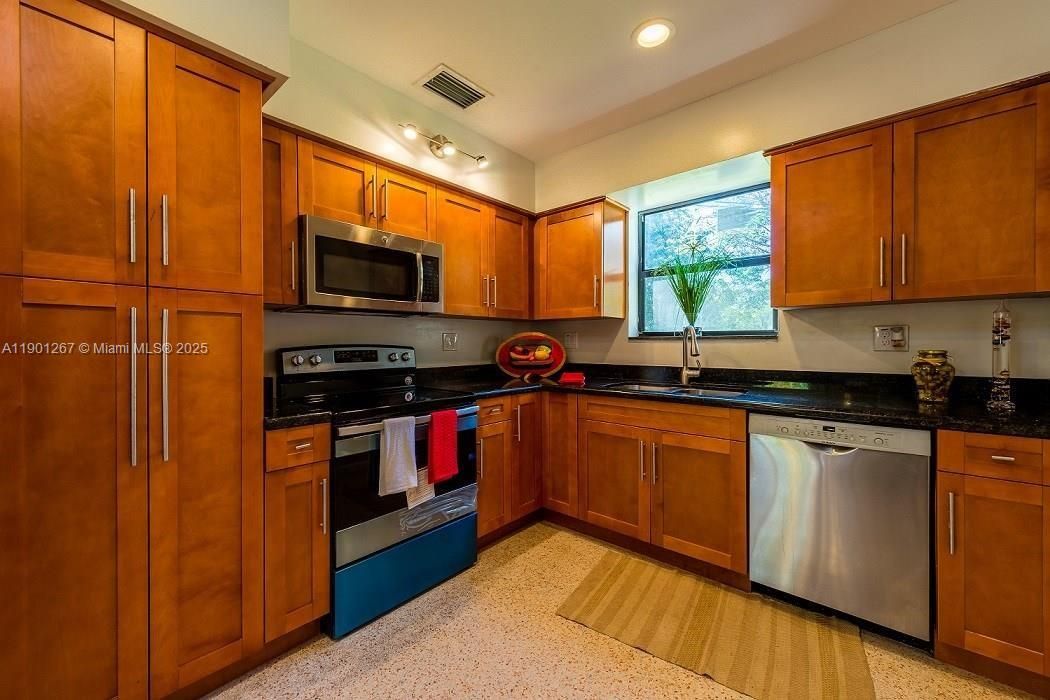 For Sale: $1,125,000 (3 beds, 2 baths, 1287 Square Feet)