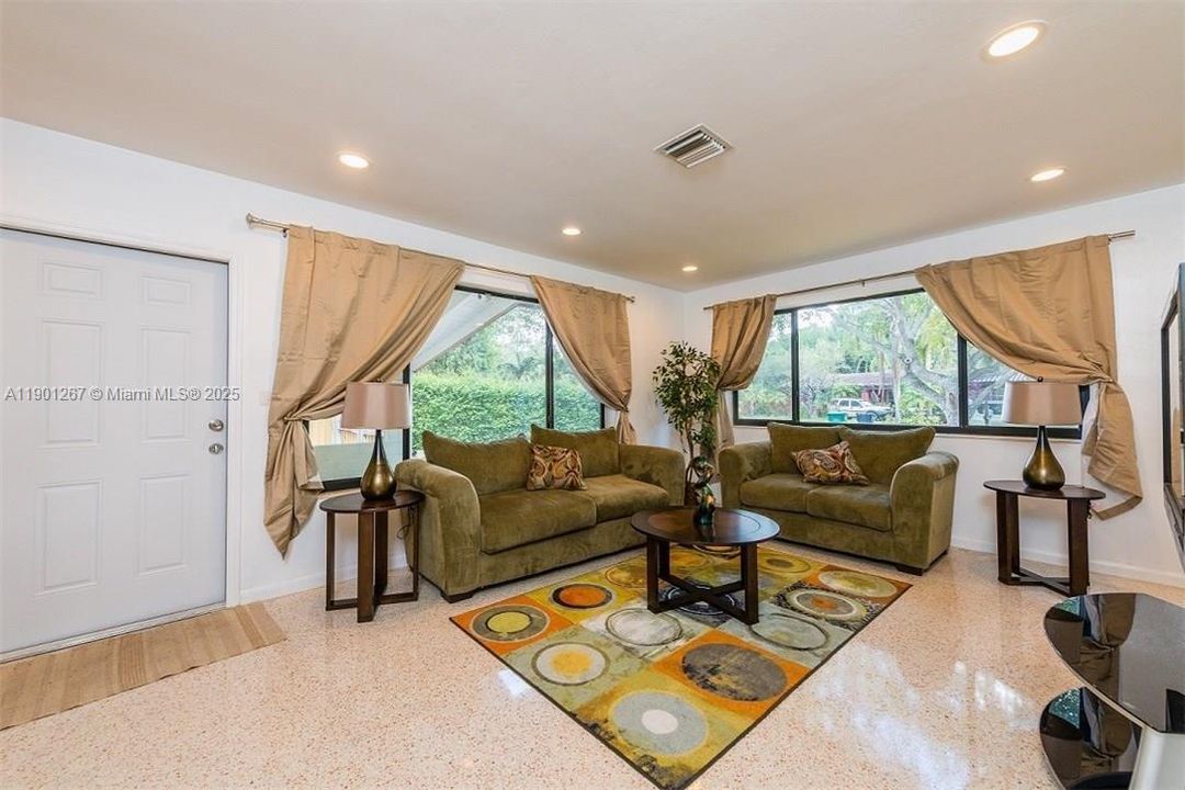 For Sale: $1,125,000 (3 beds, 2 baths, 1287 Square Feet)