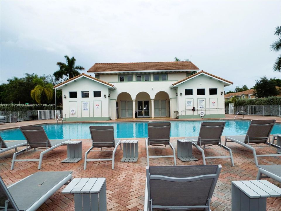 For Sale: $350,000 (4 beds, 3 baths, 1374 Square Feet)