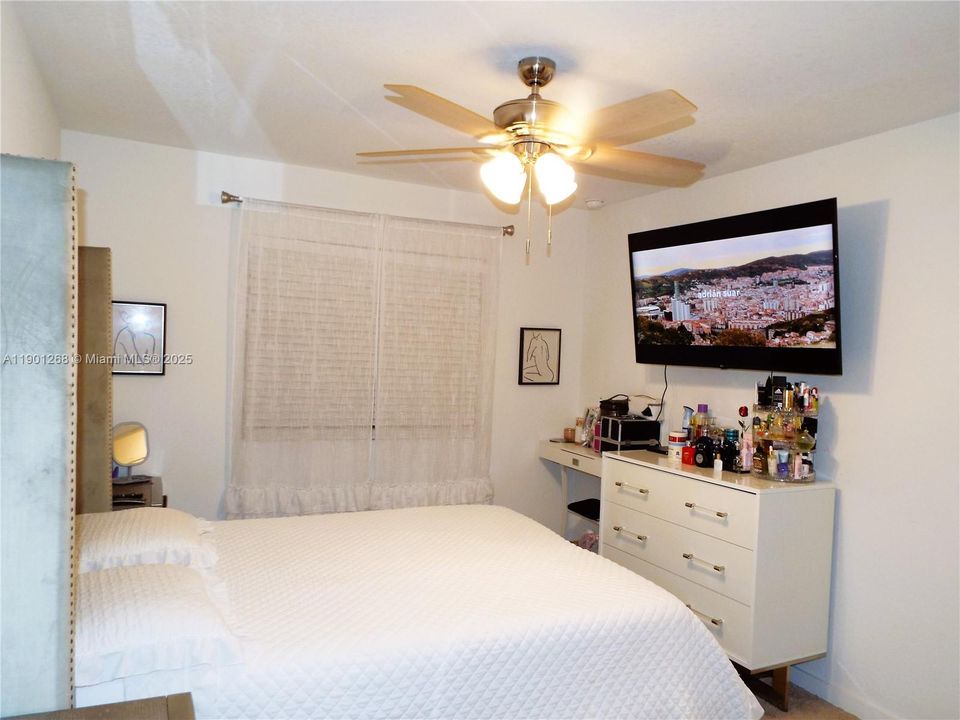 For Sale: $350,000 (4 beds, 3 baths, 1374 Square Feet)