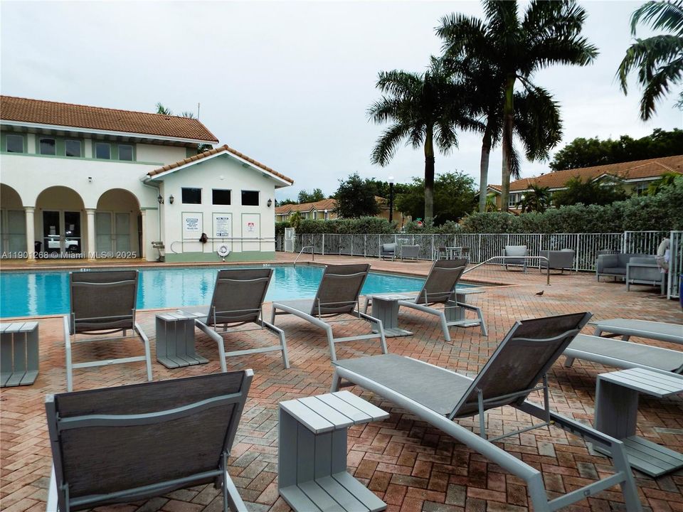 For Sale: $350,000 (4 beds, 3 baths, 1374 Square Feet)