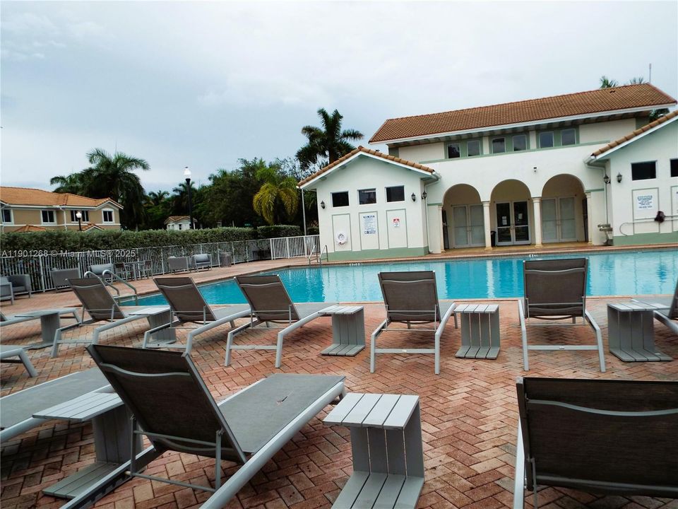 For Sale: $350,000 (4 beds, 3 baths, 1374 Square Feet)