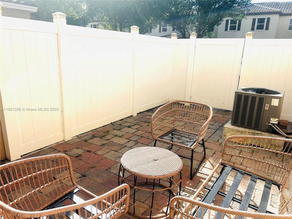 Недавно арендовано: $3,100 (3 спален, 2 ванн, 1740 Квадратных фут)