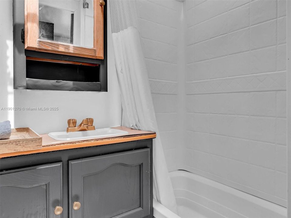 Included in the SALE. Spacious One Bedroom, 1 Bathroom RV