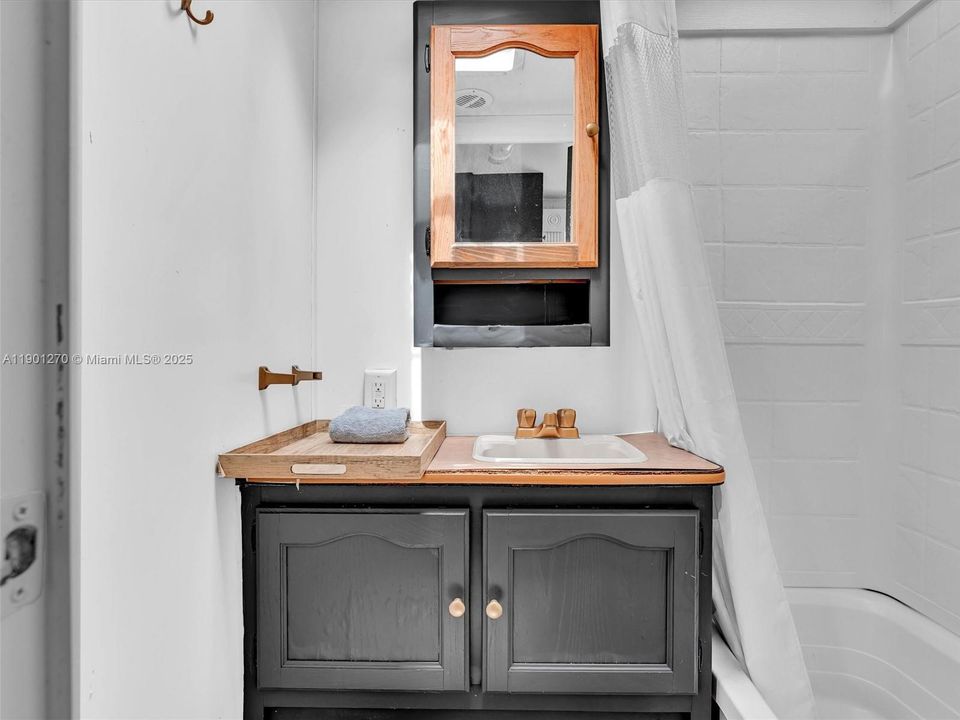 Included in the SALE. Spacious One Bedroom, 1 Bathroom RV