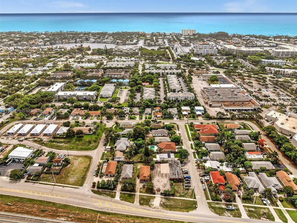 For Sale: $749,000 (2 beds, 2 baths, 972 Square Feet)