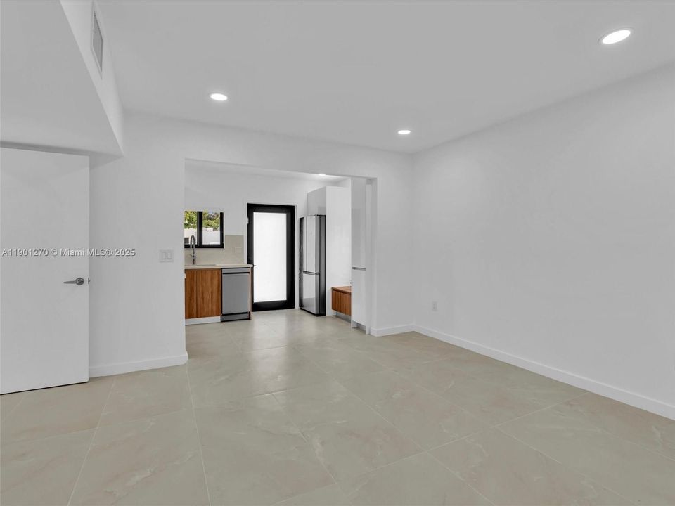 For Sale: $749,000 (2 beds, 2 baths, 972 Square Feet)