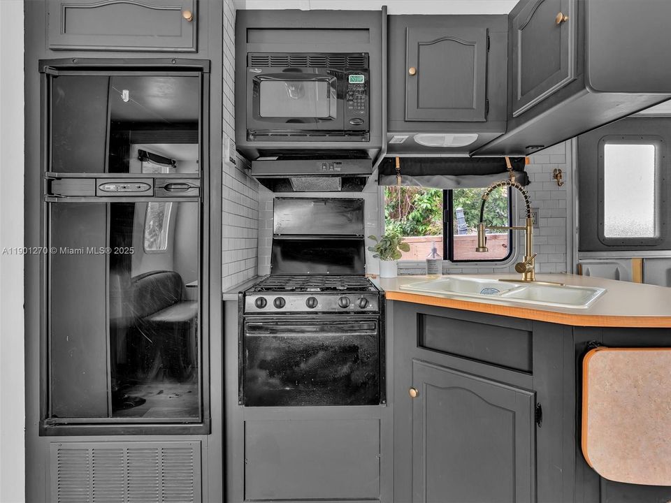 Included in the SALE. Spacious One Bedroom, 1 Bathroom RV