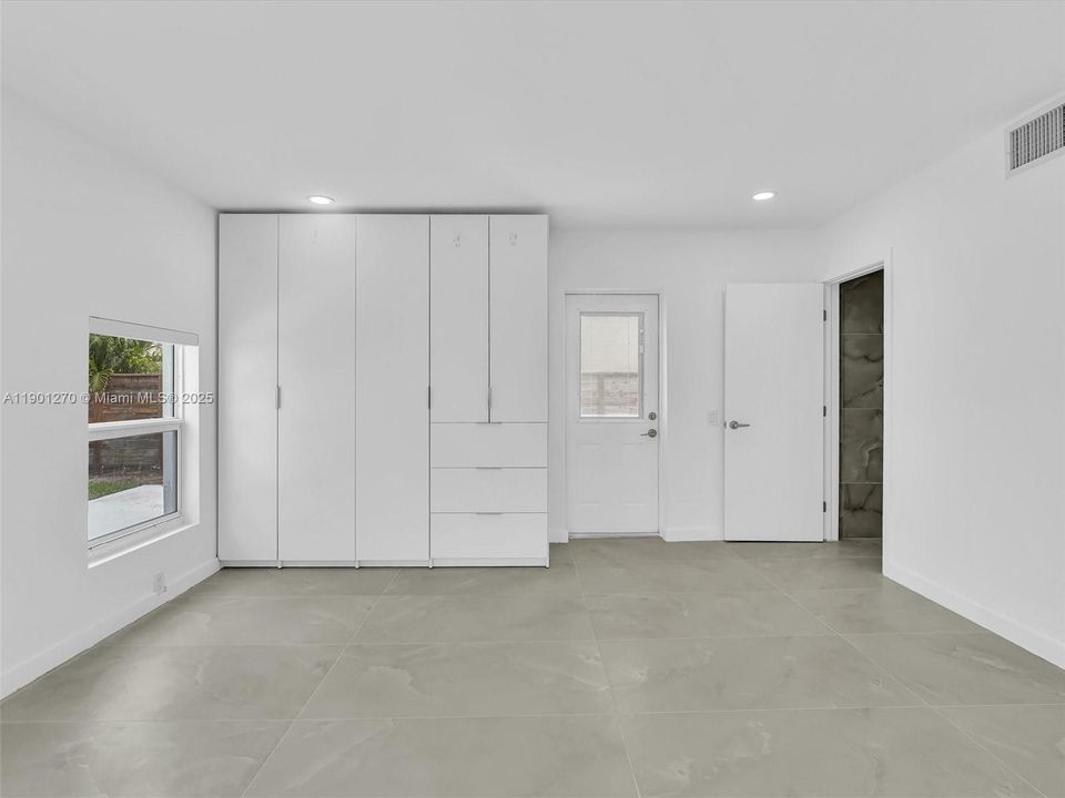 For Sale: $749,000 (2 beds, 2 baths, 972 Square Feet)