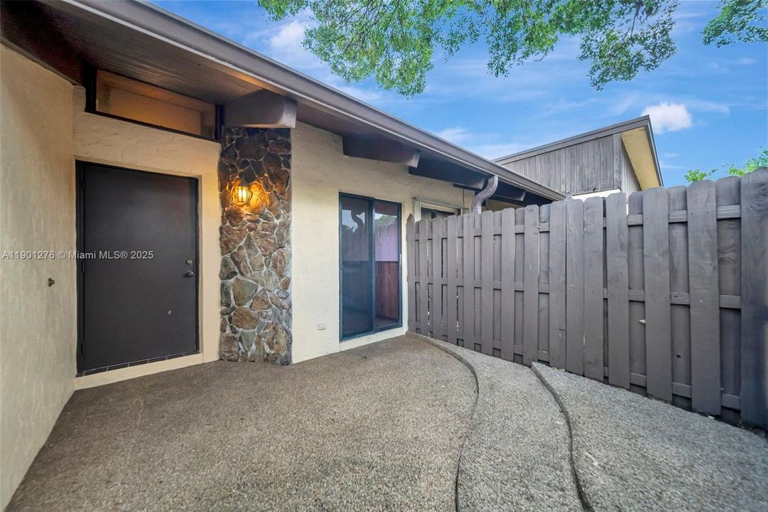 Active With Contract: $300,000 (2 beds, 2 baths, 1500 Square Feet)