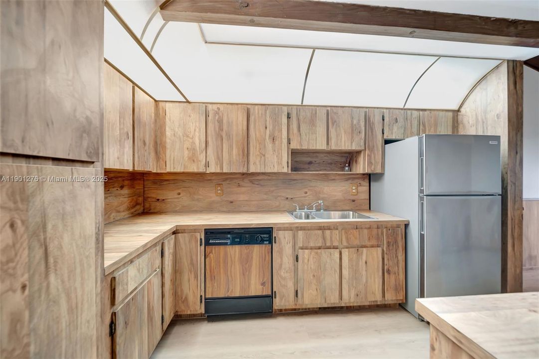 Active With Contract: $300,000 (2 beds, 2 baths, 1500 Square Feet)