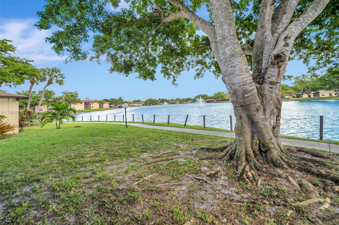 Active With Contract: $300,000 (2 beds, 2 baths, 1500 Square Feet)