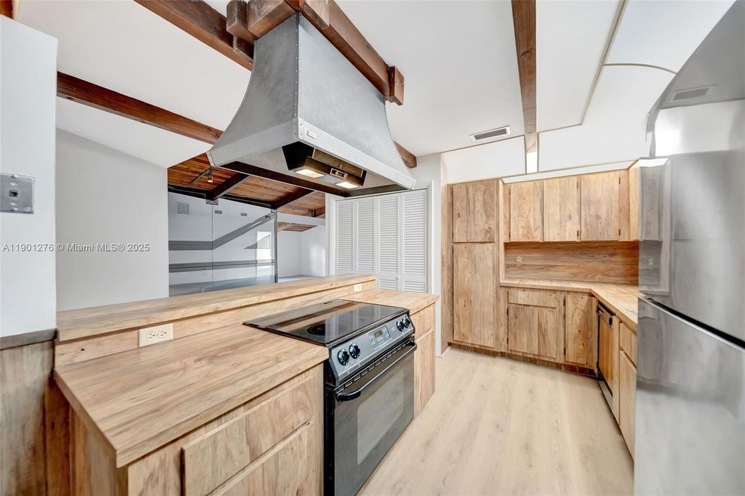 Active With Contract: $300,000 (2 beds, 2 baths, 1500 Square Feet)