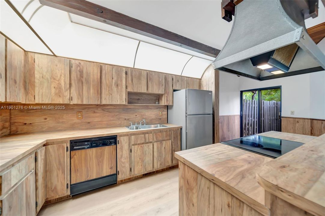 Active With Contract: $300,000 (2 beds, 2 baths, 1500 Square Feet)