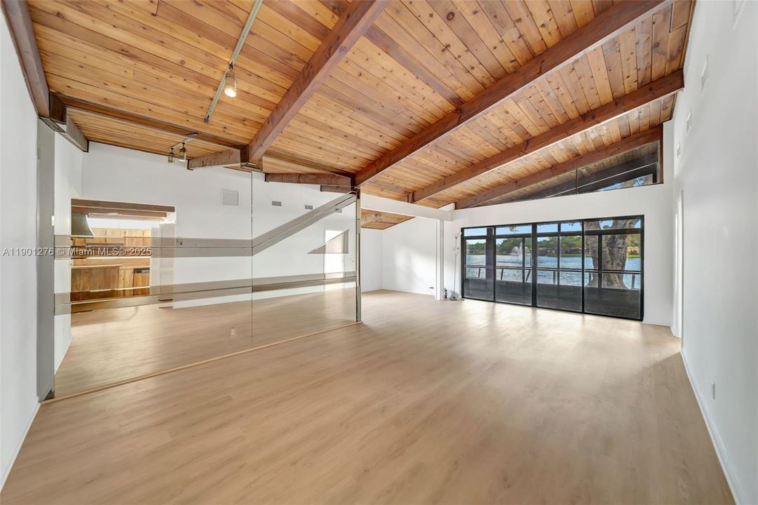 Active With Contract: $300,000 (2 beds, 2 baths, 1500 Square Feet)