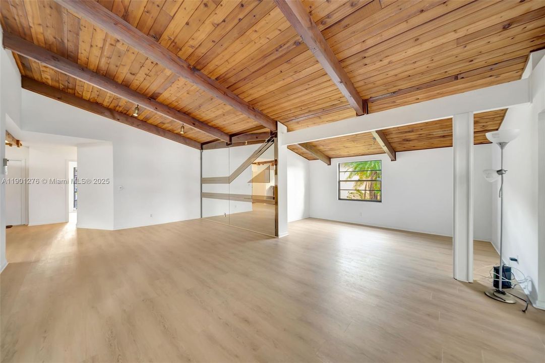 Active With Contract: $300,000 (2 beds, 2 baths, 1500 Square Feet)