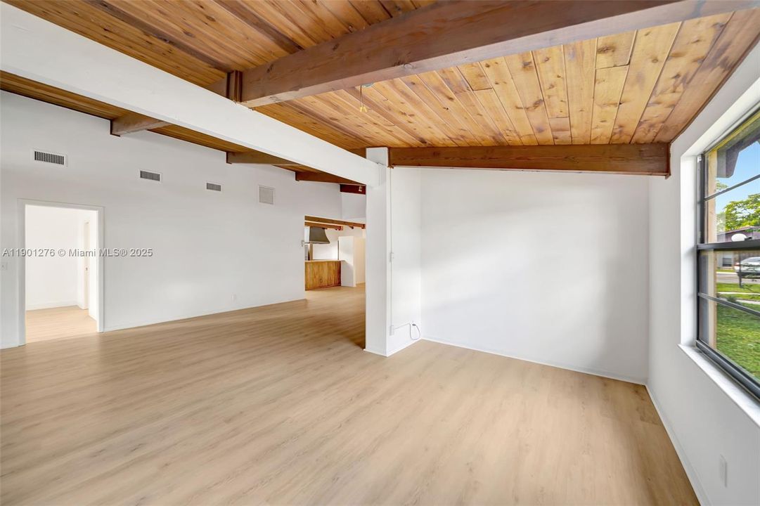 Active With Contract: $300,000 (2 beds, 2 baths, 1500 Square Feet)