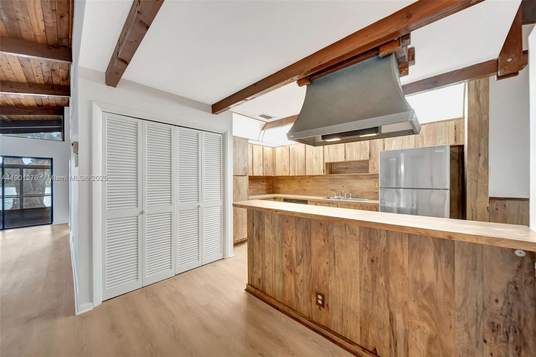 Active With Contract: $300,000 (2 beds, 2 baths, 1500 Square Feet)