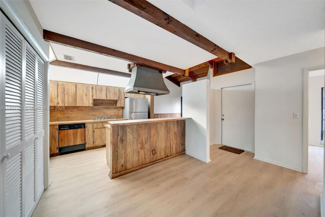 Active With Contract: $300,000 (2 beds, 2 baths, 1500 Square Feet)