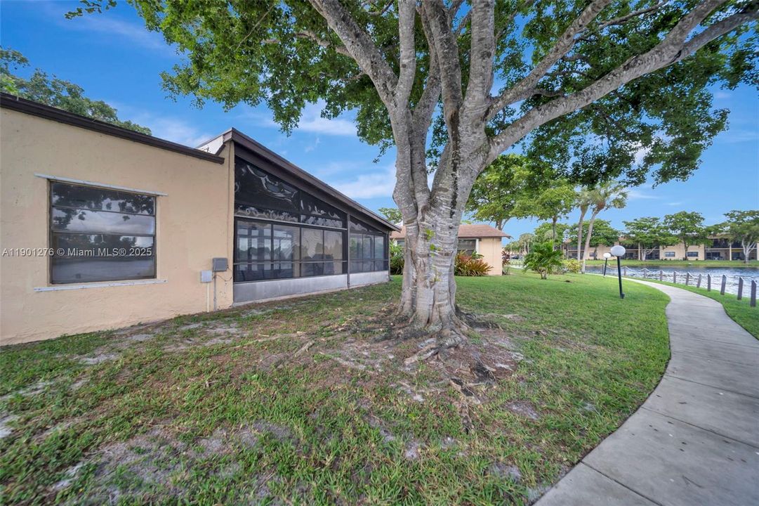 Active With Contract: $300,000 (2 beds, 2 baths, 1500 Square Feet)