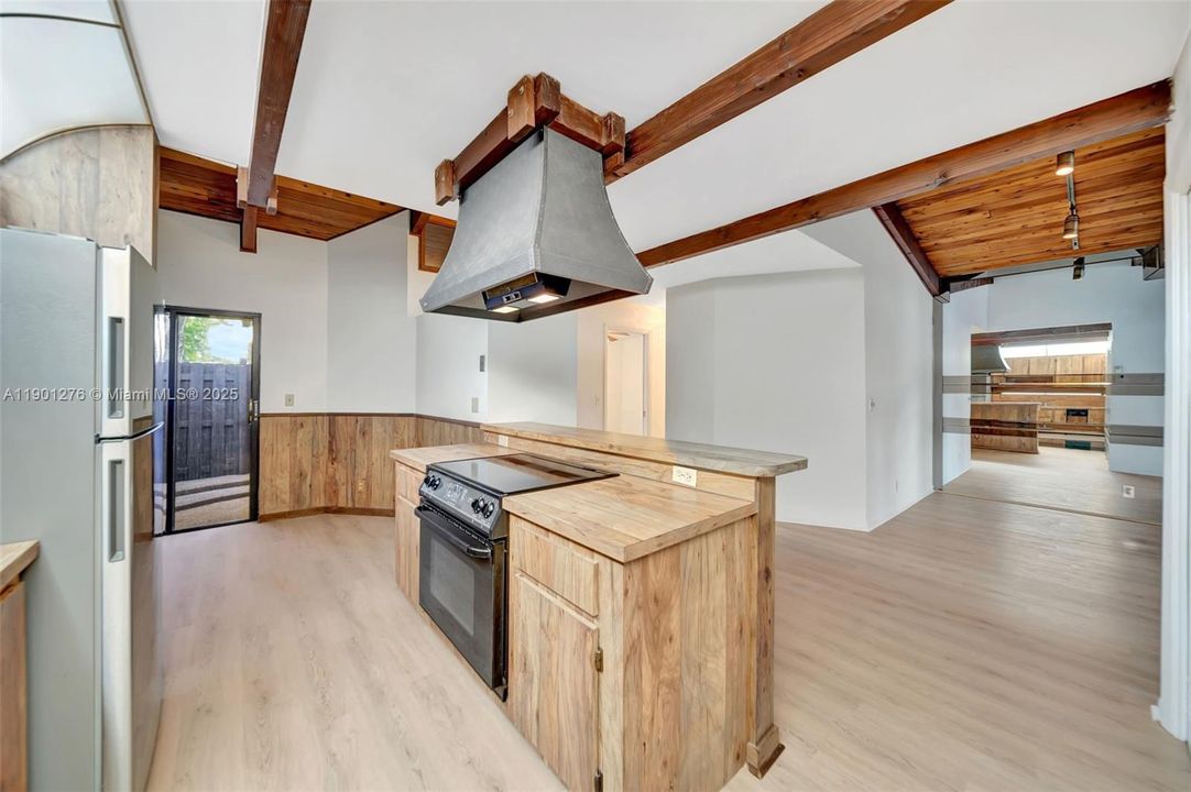 Active With Contract: $300,000 (2 beds, 2 baths, 1500 Square Feet)