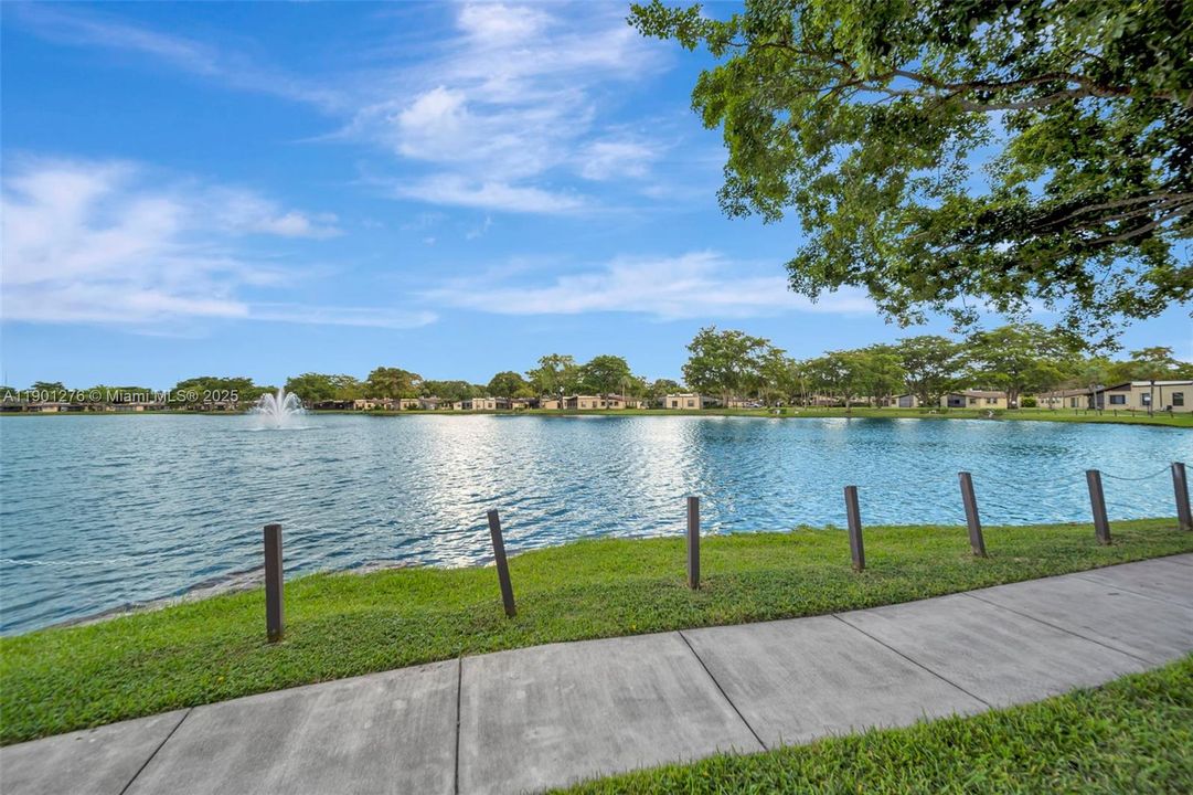 Active With Contract: $300,000 (2 beds, 2 baths, 1500 Square Feet)