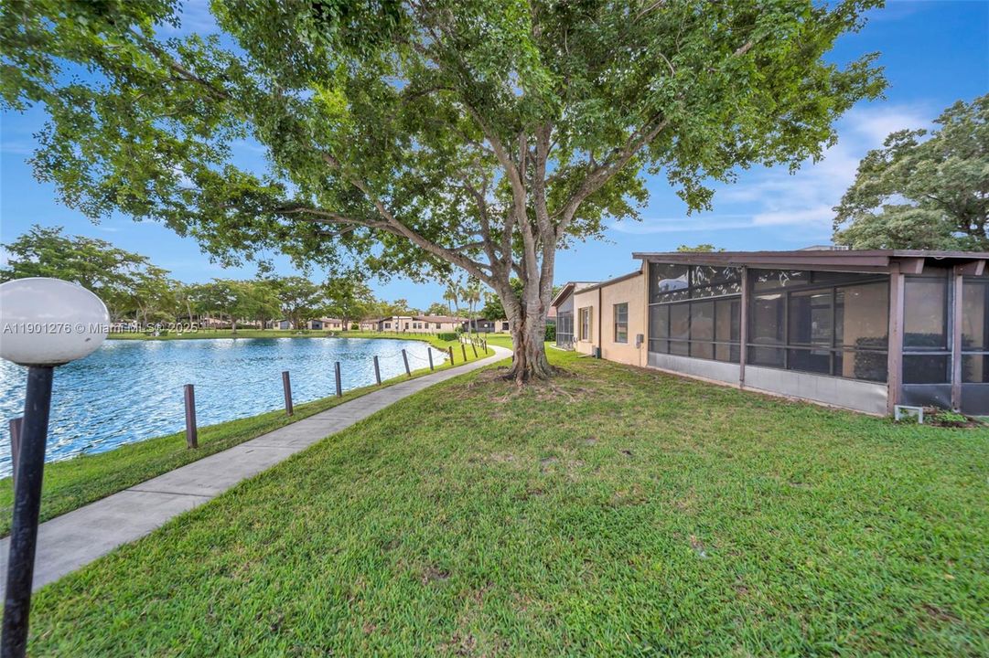 Active With Contract: $300,000 (2 beds, 2 baths, 1500 Square Feet)